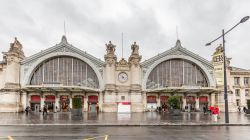 La storica stazione ferroviaria di Tours, Francia, in una giornata di pioggia - © HildaWeges Photography / Shutterstock.com