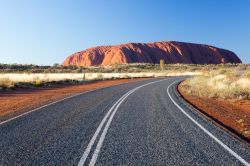 La strada che da Alice Springs conduce a Uluru-Ayers ...