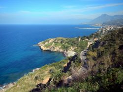 La strada costiera del nord della Sicilia nei pressi di Altavilla Milicia in provincia di Palermo