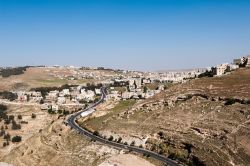 La strada verso Karak, Giordania. Il sinuoso tratto della Strada dei Re che accompagna verso il centro cittadino di Karak - © Anton_Ivanov / Shutterstock.com