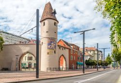 La torre Bollwerk a Mulhouse, Francia: si tratta di una vestigia delle fortificazioni cittadine - © 323233163 / Shutterstock.com