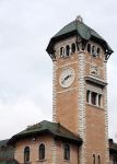 La torre del Municipio a Asiago, Veneto. Sorge in Piazza Carli ed è realizzato in marmo locale bianco e rosso con incorporata la torre con cella, colonne e tetto a cartoccio - © ...