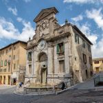 La Torre dell'Orologio con la fontana nel centro storico di Spoleto, Umbria - © Paolo Tralli / Shutterstock.com