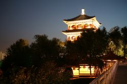 La vecchia pagoda illuminata al parco della Collina Rossa (Hongshan Park) di Urumqi, Cina. Sulla sommità dell'area, a 910 metri, s'innalza la torre a nove piani.

