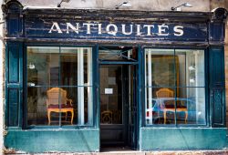 La vetrina di un negozio di antichità nel centro di Beaune, Francia - © Nigel Jarvis / Shutterstock.com