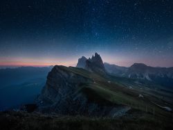 La vetta del Seceda nelle Dolomiti, Selva di Val Gardena, con le stelle (Trentio Alto Adige).
