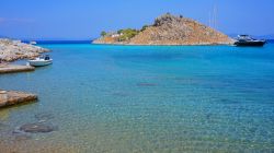 L'acqua azzurra e trasparente che lambisce la spiaggia di Agia Marina, isola di Symi, Dodecaneso (Grecia).

