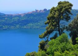 Il borgo di Genzano di Roma e il sottostante lago vulcanico di Nemi, nel Lazio - © Stone36 / Shutterstock.com