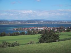 Il lago Untersee, ovvero la sponda sud del Bodensee, meglio conosciuto come Lago di Costanza e il borgo di Ermatingen nel cantone Thurgau - © wikipedia.de
