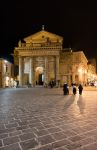 Lanciano (Abruzzo): Piazza Plebiscito e la Basilica della Madonna del Ponte, edificata sugli archi di un antico ponte romano.