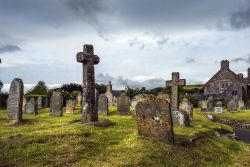 L'antico cimitero di St. Ives situato vicino alla chiesa parrocchiale, Corovaglia, Regno Unito - © irisphoto1 / Shutterstock.com