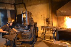 Artigiani in azione a Carpentras: la lavorazione del ferro a La Forge, Francia.
