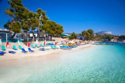 Le acque turchesi della spiaggia di Ksamil in Albania, una delle più famose località turistiche del sud