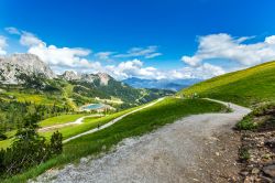 Le Alpi nei dintorni di Nassfeld in estate (Austria). Un suggestivo paesaggio alpino accompagna i turisti nelle passeggiate lungo i sentieri della Carinzia.

