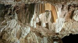 Le concrezioni calcaree dentro la Grotta de la Luire