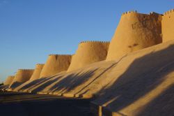 Le imponenti mura merlate di Khiva la cittadella UNESCO in Uzbekistan - © Thomas Kauroff / Shutterstock.com