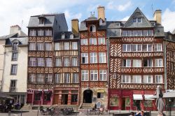 Le magnifiche facciate delle case a graticcio di Rennes in Bretagna, Francia