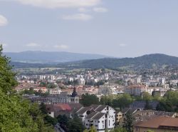 Le montagne e il lago della piccola città di Annecy, Francia, in estate. Visti dall'alto sono la perfetta cornice di questa graziosa e autentica cittadina dell'Alta Savoia.

 ...