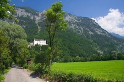 Le verdi montagne di Jenbach in una calda giornata di sole e, in lontananza, il Castello di Tratzberg - il Castello di Tratzberg, arroccato su una montagna nei pressi di Jenbach, rende questo ...