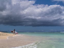 Le Morne Brabant: paradiso del surf - nulla ferma i surfisti di Mauritius, meta adorata per questo sport come poche altre al mondo. Questa splendida isola è infatti una delle principali ...