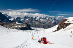 Le piste dello Ski Paradise a Zermatt in estate, Svizzera. Splendida località sul Monte Rosa, Zermatt si trova ai piedi del Cervino. Fa parte del comprensorio dello Ski Paradise che offre ...