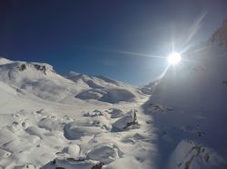 Le piste innevate di Valfrejus (Francia) in una giornata di sole. Con una settantina di km di piste da sci Valfrejus è meta ogni anno di sciatori e snowboarders.

