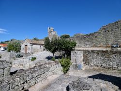 Le possenti mura della fortificazione cittadina di Marialva, Portogallo.
