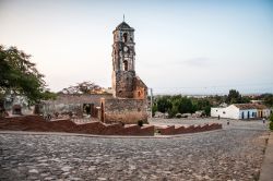 Le rovine della chiesa di Santa Ana a Trinidad, Cuba. La torre campanaria a cupola e le porte ad arco, murate tempo fa, rendono questa chiesa in rovina uno dei luoghi simbolo della cittadina. ...