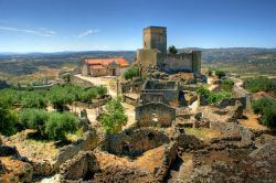 Le rovine dello storico villaggio di Marialva a Meda, Portogallo, immerse fra gli ulivi.
