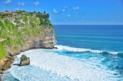 Le scogliere e le onde di Uluwatu a Bali, una delle spiagge per surf in Indonesia