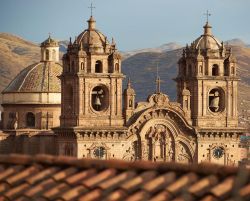 Le torri gemelle e la cupola della storica chiesa de la Compania a Cuzco, Perù. Iniziata dai gesuiti nel 1576 sopra le fondamenta del palazzo del re inca Huayna Capac, questa chiesa è ...