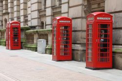 Le tradizionali cabine telefoniche rosse di Birmingham, Inghilterra. Anche in questa città rappresentano ancora il simbolo per eccellenza del Regno Unito.