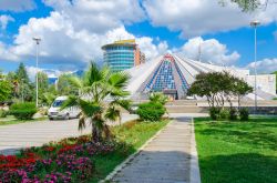 L'edificio Piramide sul boulevard dei Martiri a Tirana, Albania. Venne costruito come luogo di commemorazione per il dittatore comunista Enver Hoxha - © Katsiuba Volha / Shutterstock.com ...
