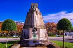 Leiria (Portogallo): monumento in pietra in onore dei caduti della Grande Guerra - © Pavel Zyryanov / Shutterstock.com