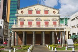 L'elegante facciata del teatro cittadino di Port Louis, Mauritius, Africa. Costruito nel XIX° secolo, questo edificio è uno dei più antichi dell'Oceano Indiano: è ...
