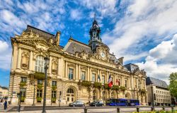 L'Hotel de Ville di Tours, Francia: la sua costruzione, come quella della stazione ferroviaria, risale al XIX° secolo su progetto dell'architetto Victor Laloux.
