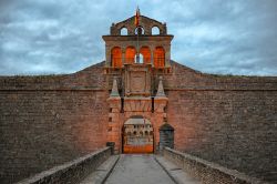 L'ingresso della fortezza La Ciudadela a Jaca, Aragona, Spagna. Ordinata da Filippo II° dopo i gravi disordini avvenuti con la fuga di Antonio Perez e come parte della strategia difensiva ...