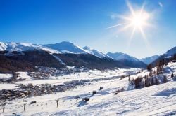 Vista invernale di Livigno sotto la neve, con ...