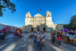 Lo Zocalo, il centro storico di Oaxaca, Messico: cuore pulsante della cittadina messicana, qui si possono trovare caffé e venditori di palloncini colorati, musicisti ambulanti e turisti ...