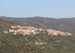 Il panorama del borgo di Lodè, tra i rilievi della Sardegna orientale, nella regione storica dell'Alta Baronia