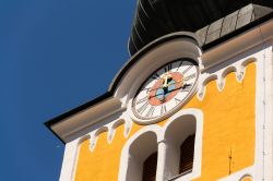 L'orologio sulla torre campanaria della chiesa cattolica di Schladming, Austria.