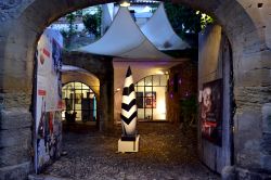 Lourmarin /Francia) è un villaggio abitato prevalentemente da artisti e intellettuali. Nella foto una delle tante gallerie d'arte del centro storico.