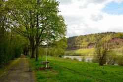 Il lungofiume della Mosella (Mosel in tedesco) nella città di Treviri (Trier). Siamo nel Land della Renania-Palatinato (Germania), vicino al confine con il Lussemburgo.