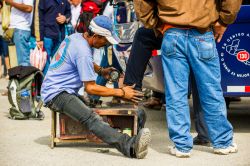 Un lustrascarpe in una strada di San José, Costa Rica. Un costaricano intento a lucidare le scarpe di un'altra persona lungo una strada della capitale  - © Anton_Ivanov ...