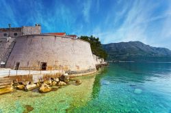 Il Mare cristallino di Korcula, e le mura della città che si trova sul lato nord dell'isola, quello prospiciente la penisola di di Peljesac, in Dalmazia isole Croazia Dalmazia - © ...