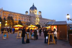 Maria-Theresien-Platz, durante uno dei numerosi mercatini natalizi di Vienna - © Iakov Filimonov / Shutterstock.com