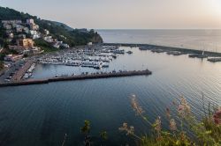 Marina di Agropoli, Salerno - Il porto della città cilentana fotografato al tramonto © Matyas Rehak / Shutterstock.com