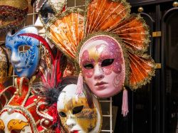 Maschere di Carnevale in una strada di Madrid in Spagna - © Jose Luis Vega / Shutterstock.com