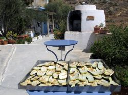 Melanzane pronte per essere cucinate in un bar di Anafi, Grecia. Da tempo quest'isola mantiene intatte  anche le sue tradizioni gastronomiche e i metodi di cottura oltre agli aspetti ...