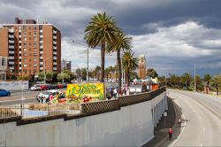 Melbourne, il mercato domenicale di St Kilda Esplanade (Australia). Di lato, Jacka Boulevard sul lungomare della baia di Port Phillip- © jax10289 / Shutterstock.com